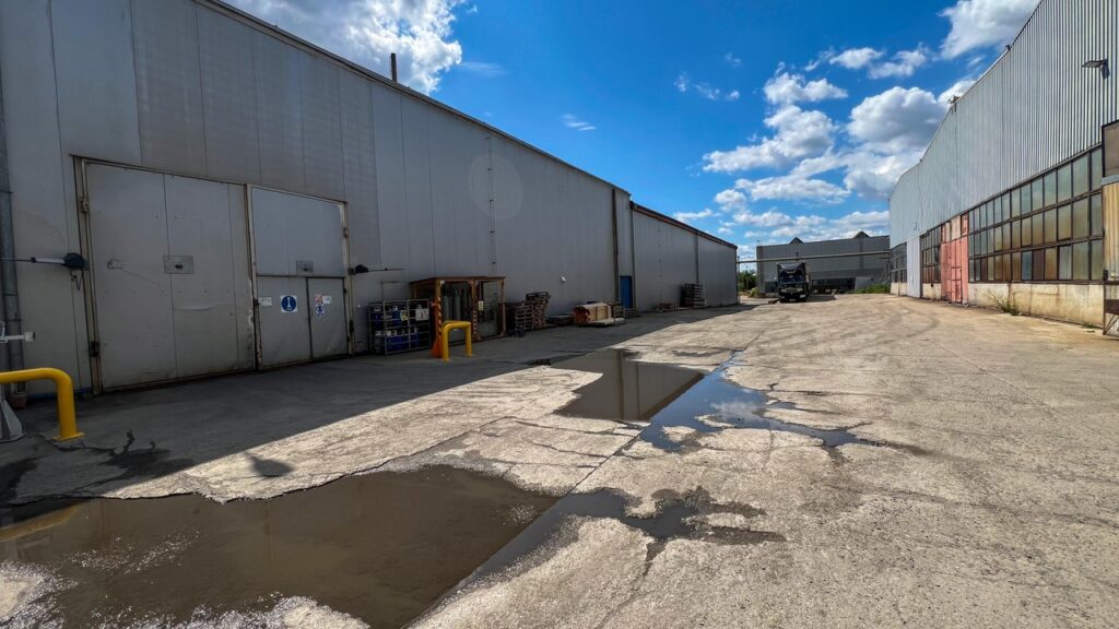 Jawor Hala magazynowa na sprzedaż 6050 mkw. Dostęp do hali poprzez bramy wjazdowe (bramy poziom zero).