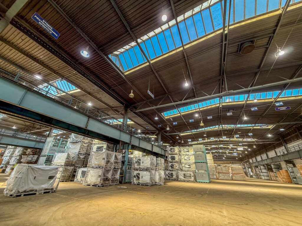 Jawor k. Legnicy - na sprzedaż hala magazynowa 3600 mkw. Wysoka hala, świetliki dachowe, suwnica