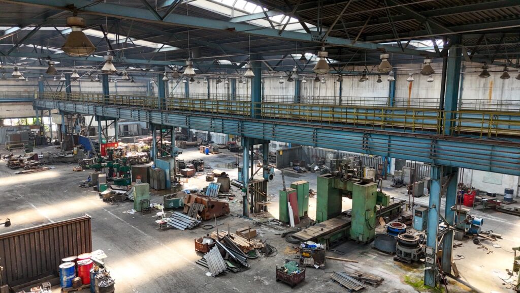 Hala magazynowa 4880 mkw. na sprzedaż – Jawor k. Legnicy i Wałbrzycha. Hala wysoka, doświetlona światłem dziennym.