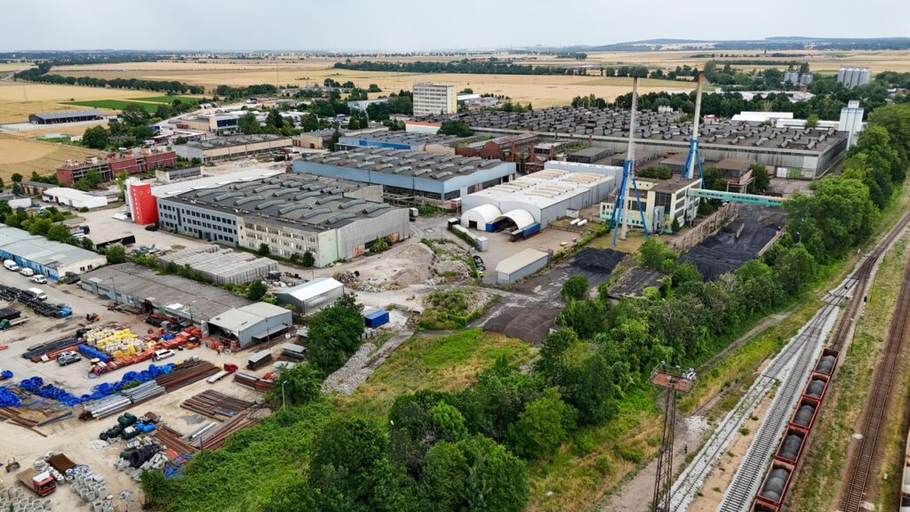 Jawor Hala magazynowa na sprzedaż 6050 mkw. w otoczeniu innych hal usługowych, składowych i produkcyjnych. Jawor koło Legnicy.